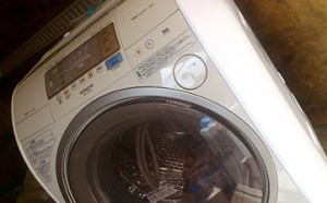 HITACHI　ドラム式洗濯機　BD-V2200